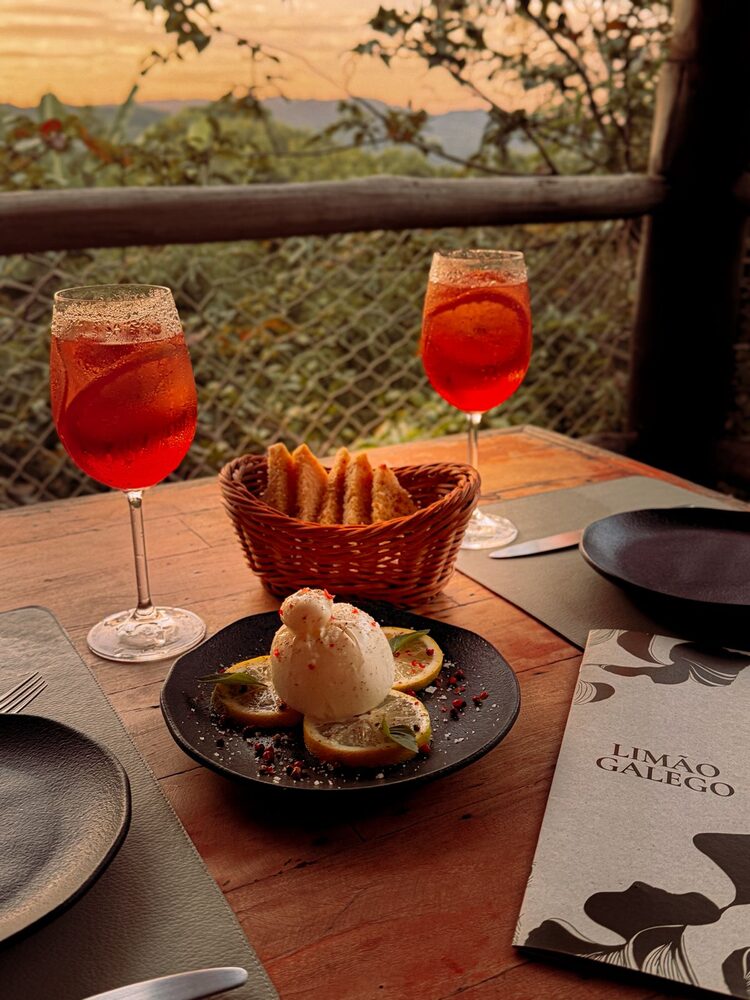 Burrata com Aperol Spritz e vista da Chapada