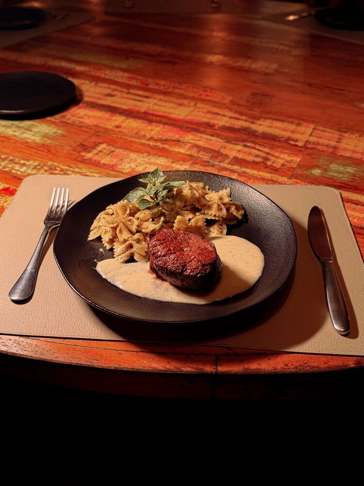 Filé mignon com farfalle ao pesto