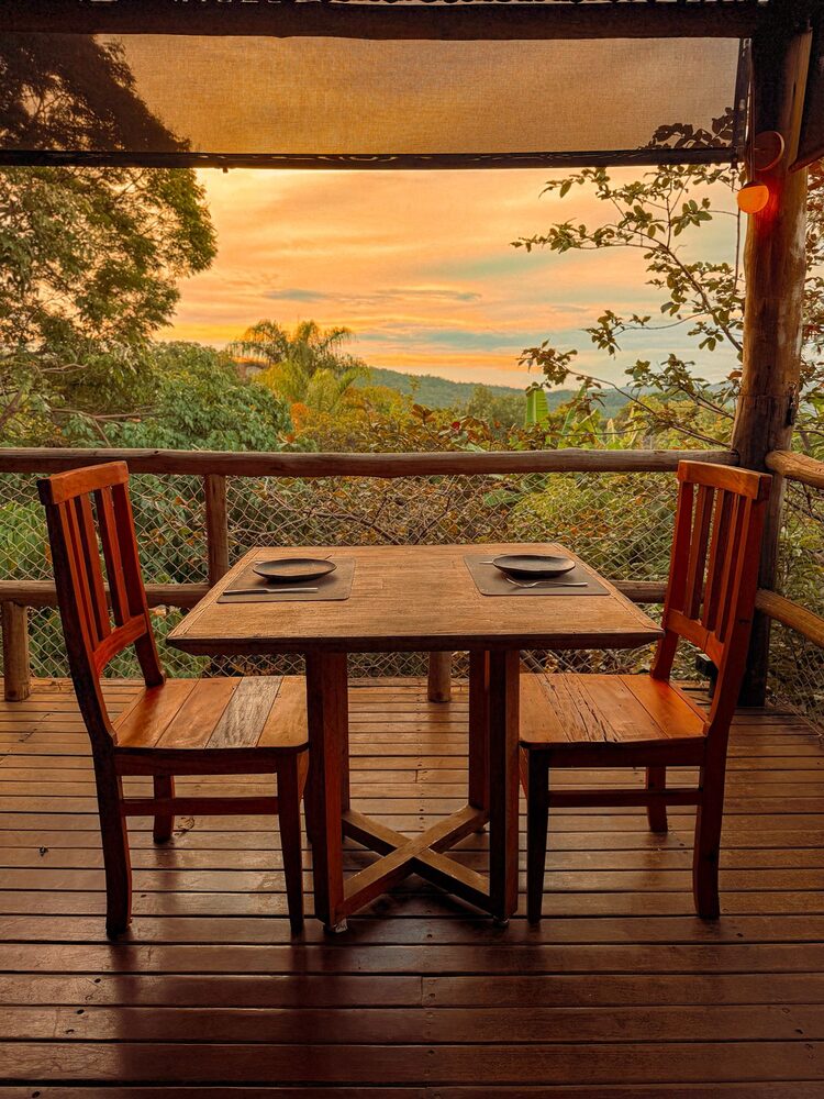 Mesa com vista para o pôr do sol